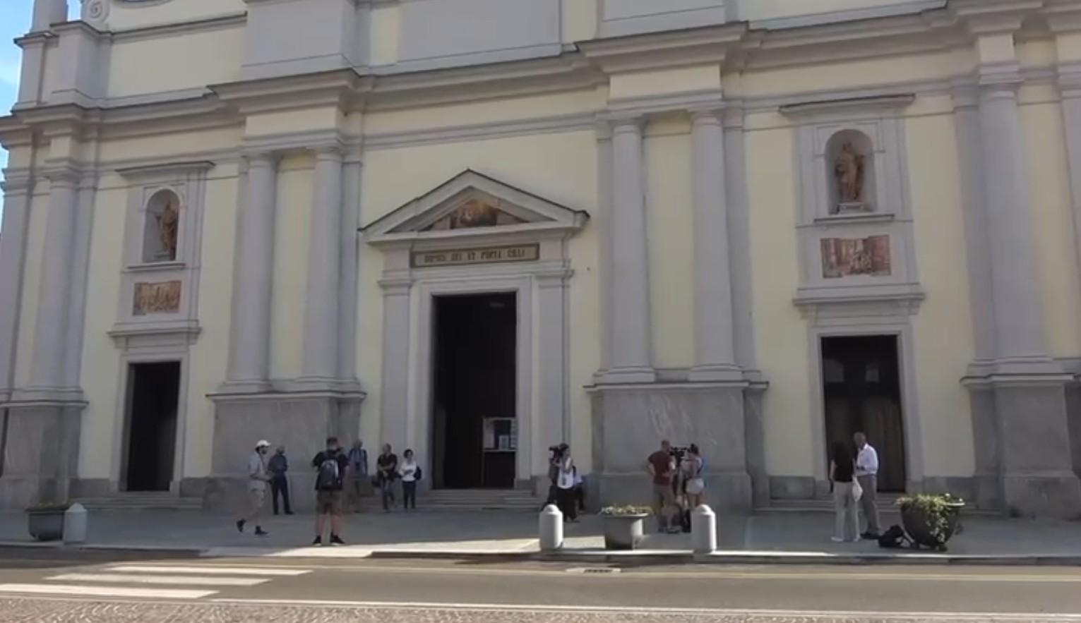 Delitto Garlasco, messa per Chiara Poggi a 18 anni dall’omicidio: presenti i genitori Delitto Garlasco, messa per Chiara Poggi a 18 anni dall’omicidio: presenti i genitori