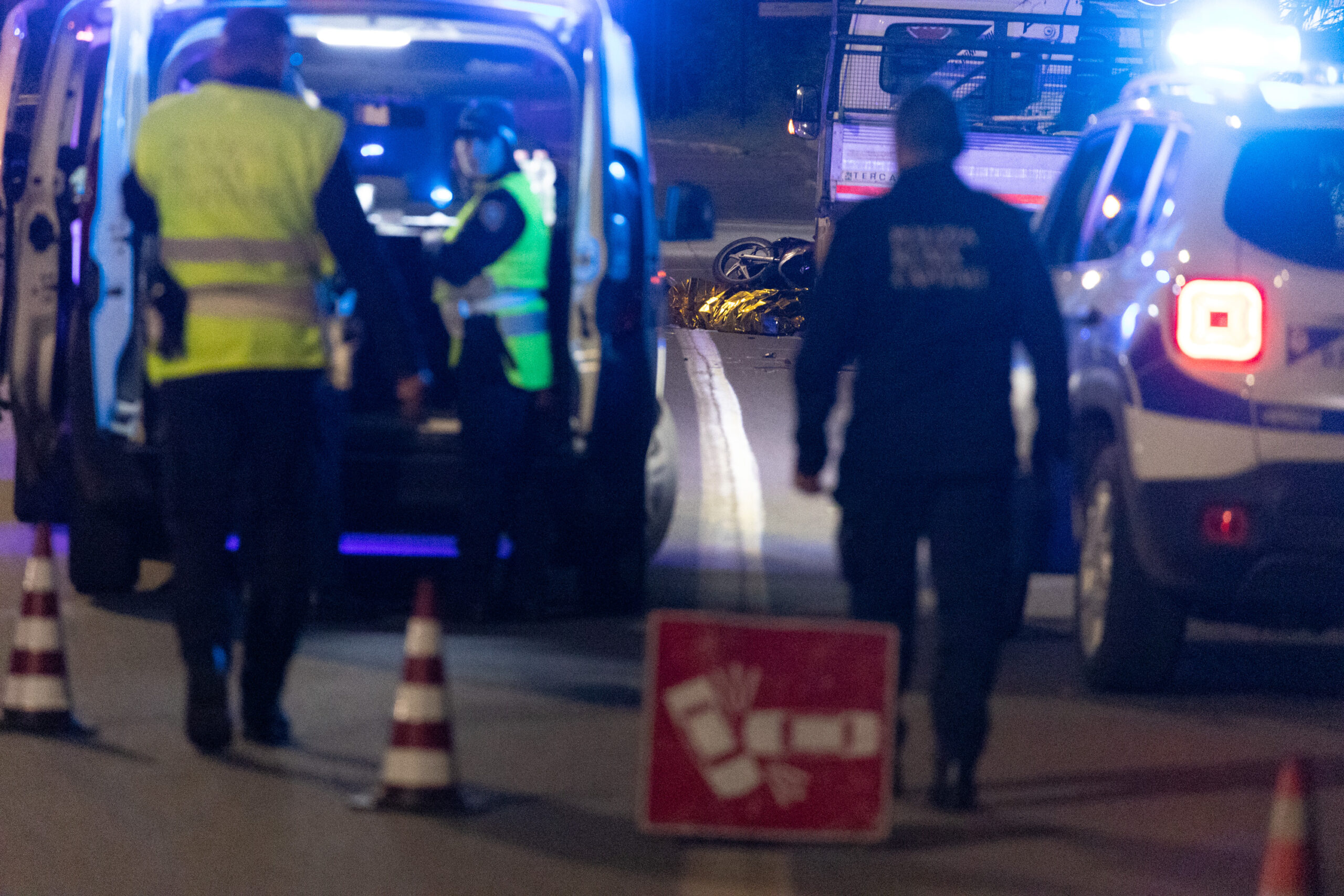 Massa, con la moto contro un palo per fuggire ai controlli: morto un uomo