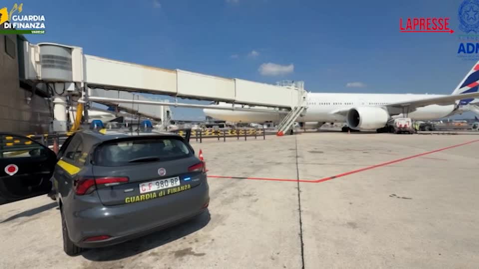 Malpensa, maxi sequestro di sigarette di contrabbando: 9 denunciati Malpensa, maxi sequestro di sigarette di contrabbando: 9 denunciati