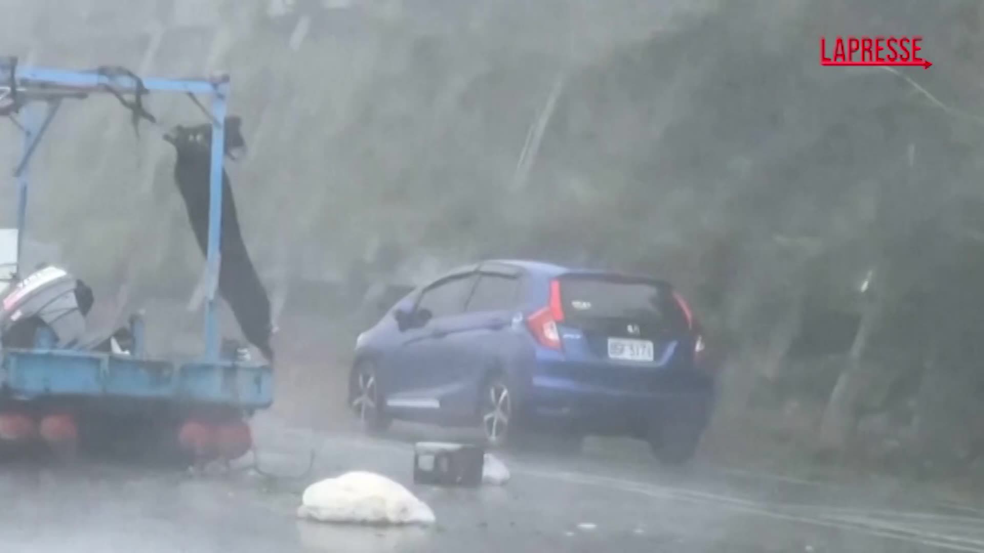 Taiwan, il tifone Padul fa crollare tetti e insegne: detriti ovunque Taiwan, il tifone Padul fa crollare tetti e insegne: detriti ovunque