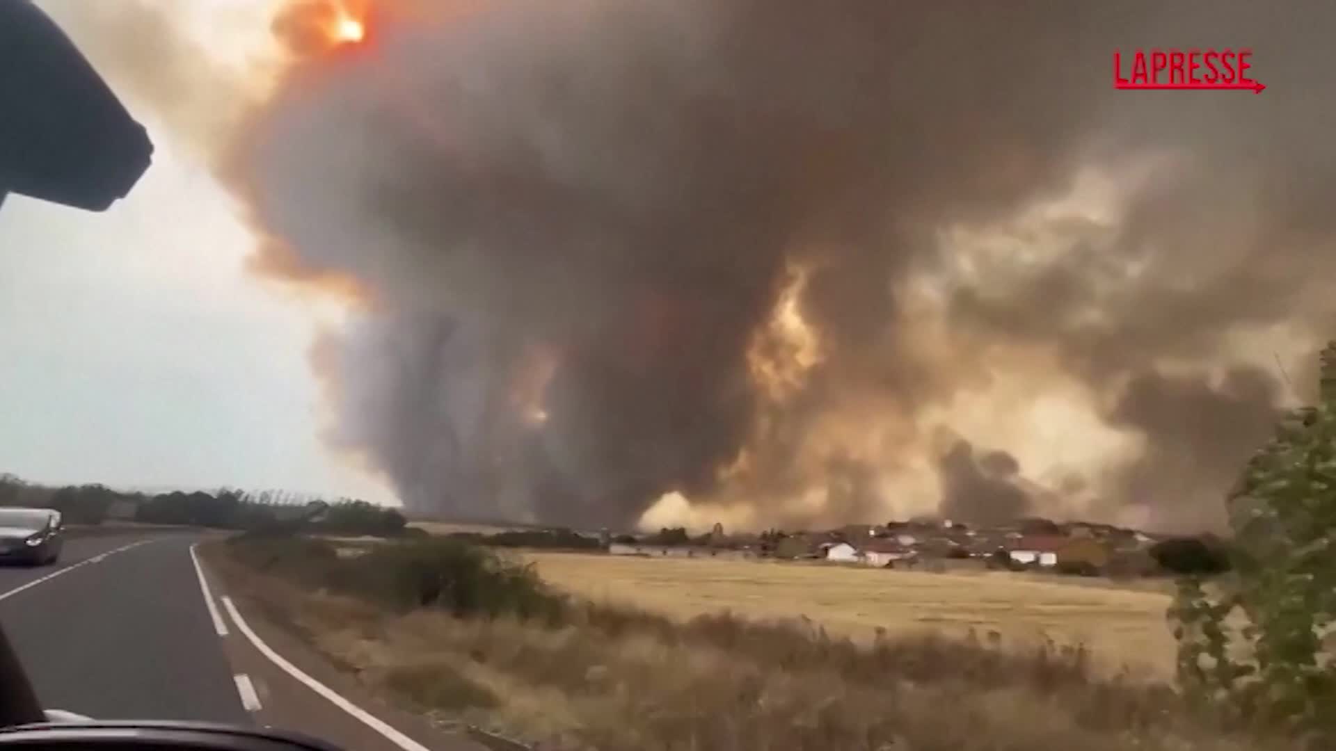 Incendi in Spagna, migliaia di persone evacuate Incendi in Spagna, migliaia di persone evacuate