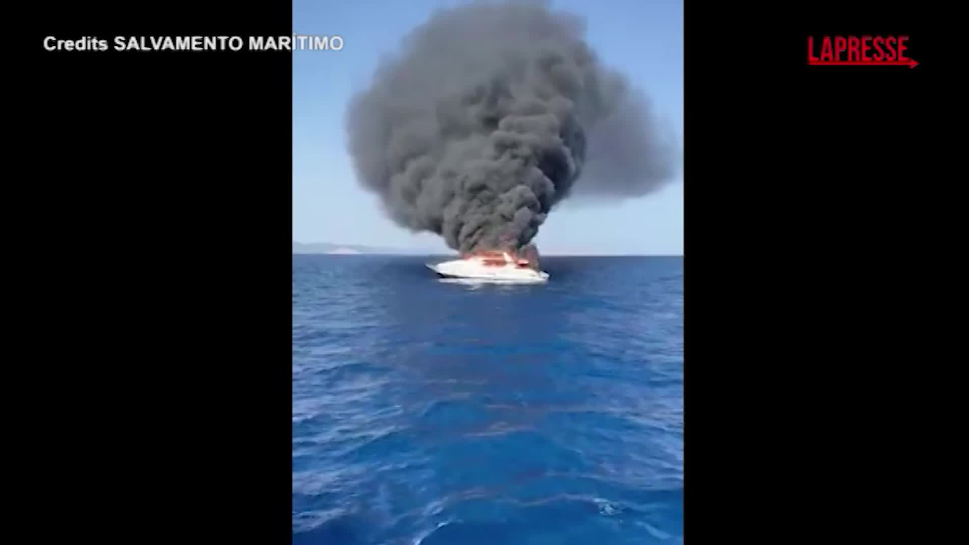 Formentera, yacht prende fuoco al largo dell’isola Formentera, yacht prende fuoco al largo dell’isola