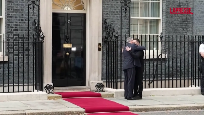Ucraina, l'arrivo di Zelensky a Downing Street ricevuto da Starmer