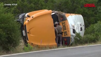 Texas, scuolabus si ribalta dopo il primo giorno di lezioni: tre feriti gravi