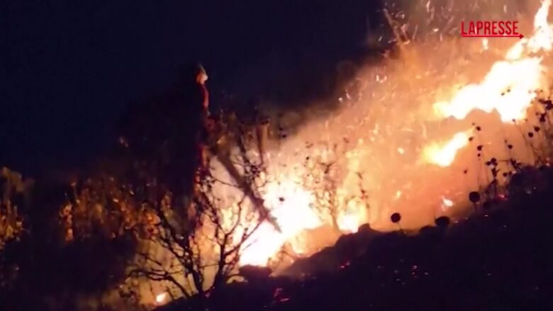 Incendi in Albania, l'intervento dei vigili del fuoco nelle zone montuose