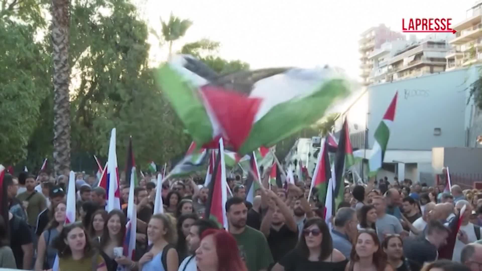 grecia protesta al pireo contro nave da crociera di soldati israeliani