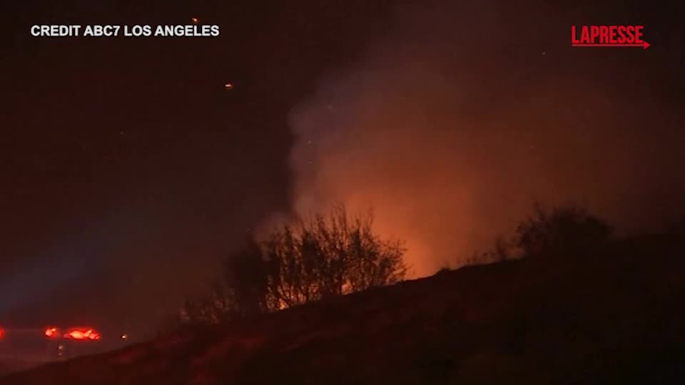 incendi in california vigili del fuoco in azione a nord di los angeles
