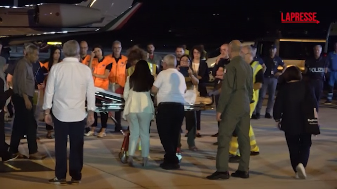 medioriente i bambini palestinesi atterrano a ciampino accolti con regali e peluche