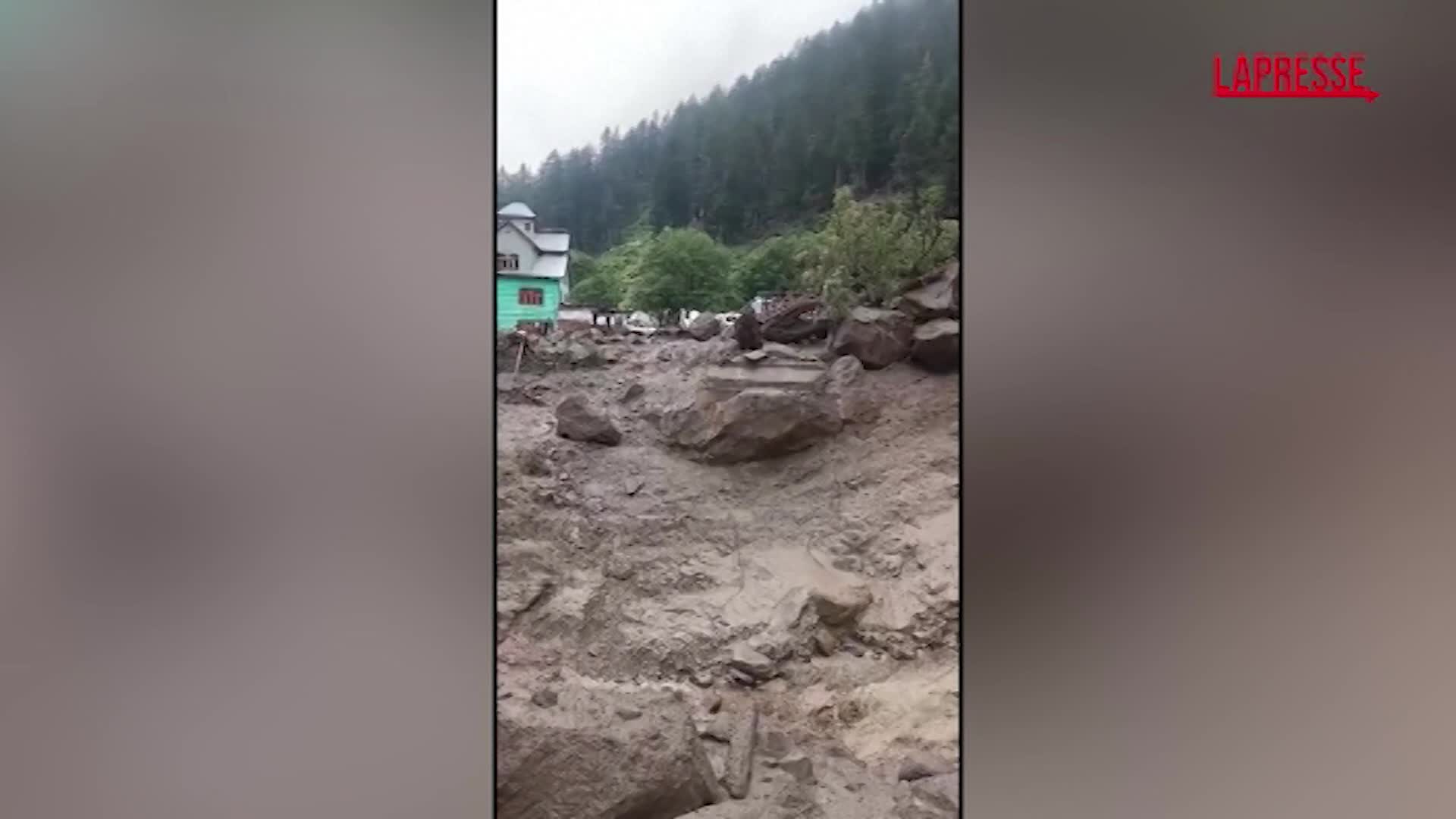alluvioni in kashmir almeno 32 morti e 50 dispersi le immagini del fiume di fango