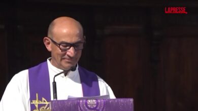 Funerali Cecilia de Astis a Milano, il parroco cita De André: "Su periferie fatti concreti"