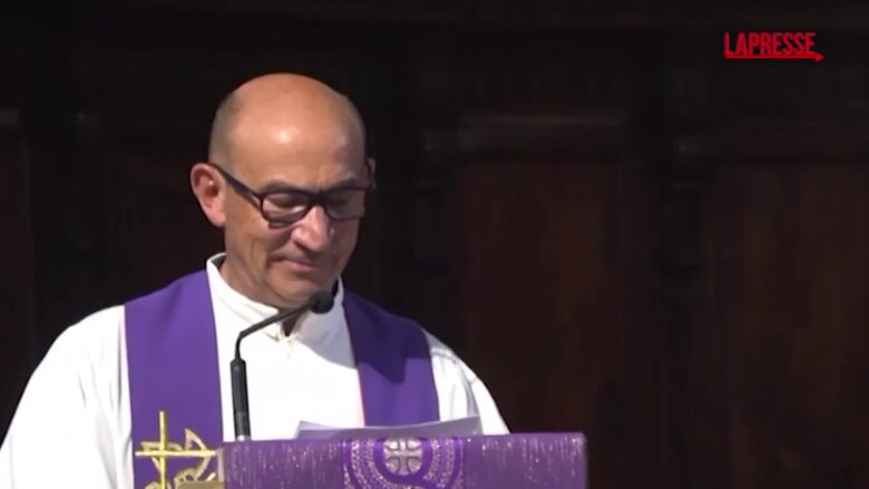 Funerali Cecilia de Astis a Milano, il parroco cita De André: "Su periferie fatti concreti"