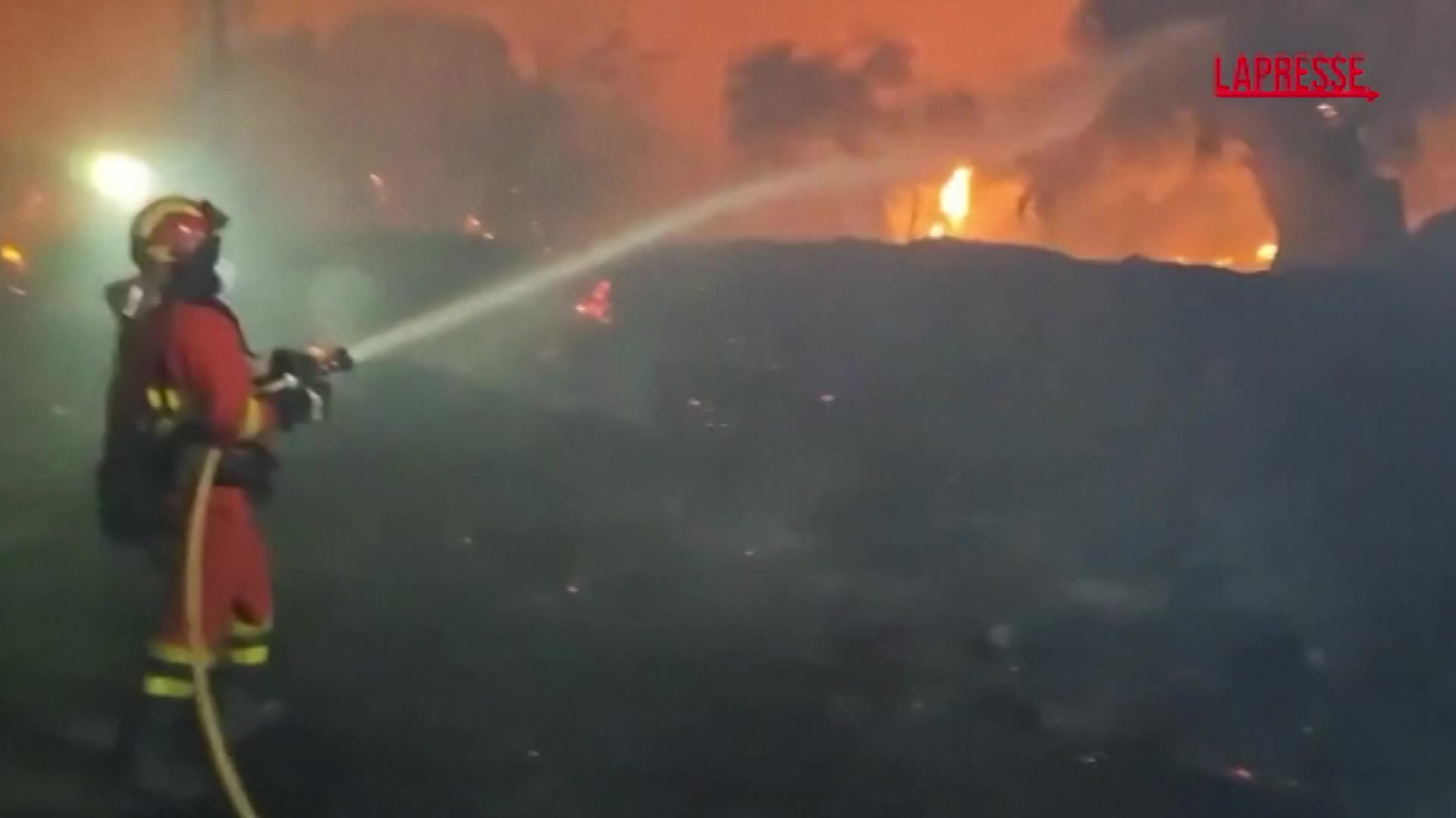 incendi in spagna oltre 8mila persone evacuate le immagini dei roghi in asturia