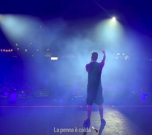 fedez contro tutti in live a olbia frecciate a tony effe elodie ilaria salis