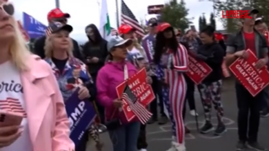 Alaska, manifestazione pro Trump ad Anchorage. Non lontano c’è un gruppo pro Ucraina