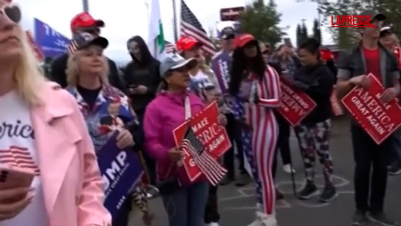 Alaska, manifestazione pro Trump ad Anchorage. Non lontano c’è un gruppo pro Ucraina