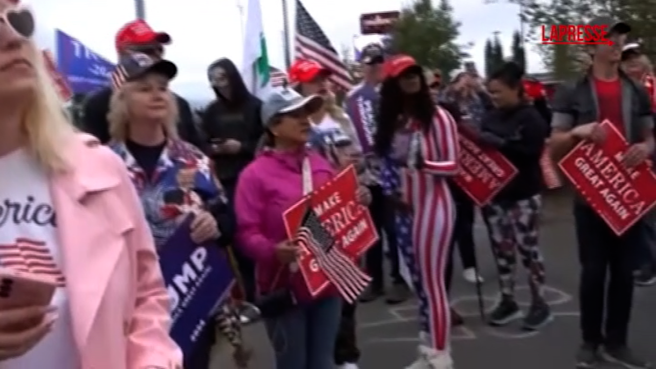 alaska manifestazione pro trump ad anchorage non lontano c8217232 un gruppo pro ucraina