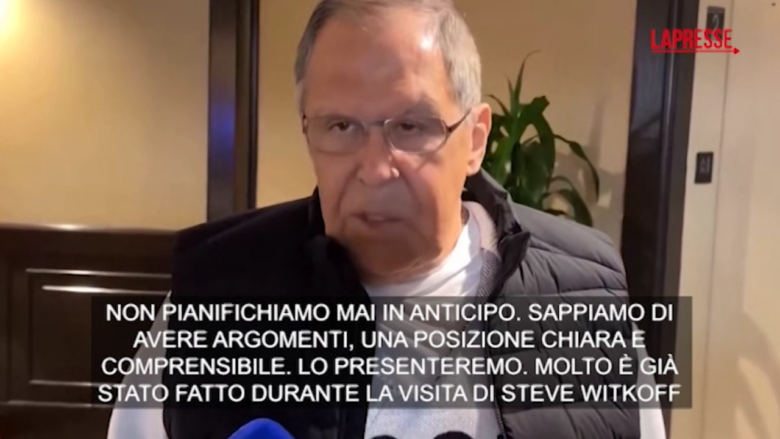Trump-Putin, Lavrov arriva ad Anchorage con felpa con scritta "Urss"