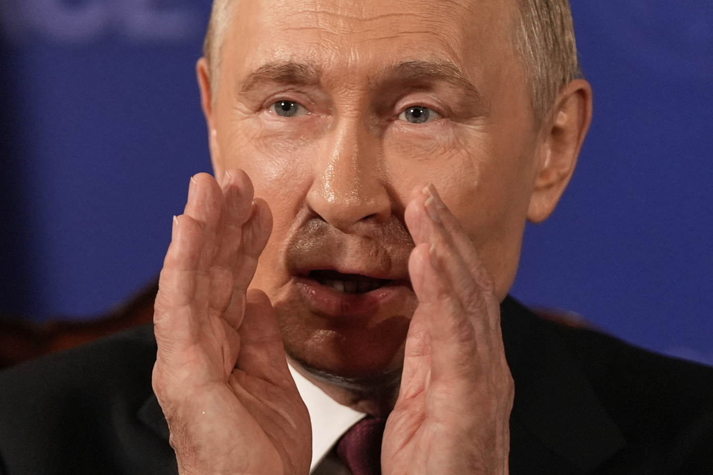 Trump Putin ignorano i giornalisti. “Putin, smetterà di uccidere civili?” e lui si tocca l’orecchio per dire ‘non sento’