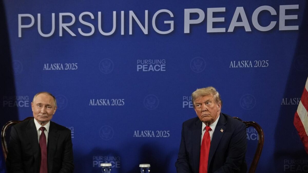 Galleria foto 'Vertice Trump-Putin in Alaska: l’arrivo e le strette di mano in 20 foto' - foto 16