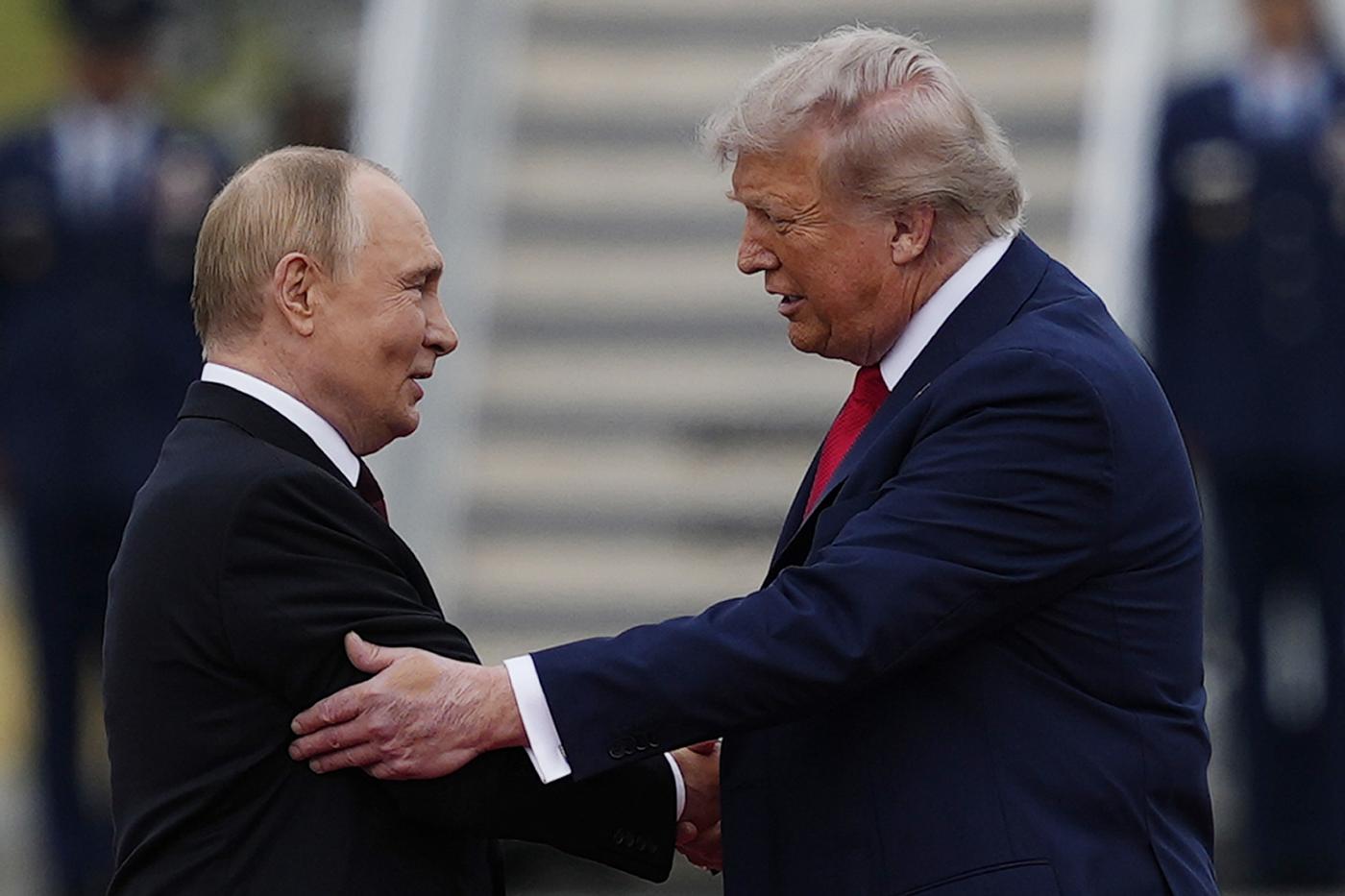 Vertice Trump Putin in Alaska: l’arrivo e le strette di mano in 20 foto