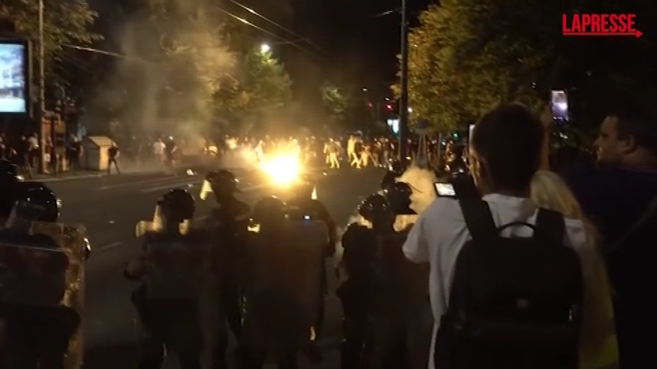 serbia migliaia di manifestanti in piazza le immagini degli scontri