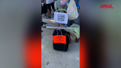 Milano, sfilata di ferragosto per il diritto all'abitare: le immagini del corteo