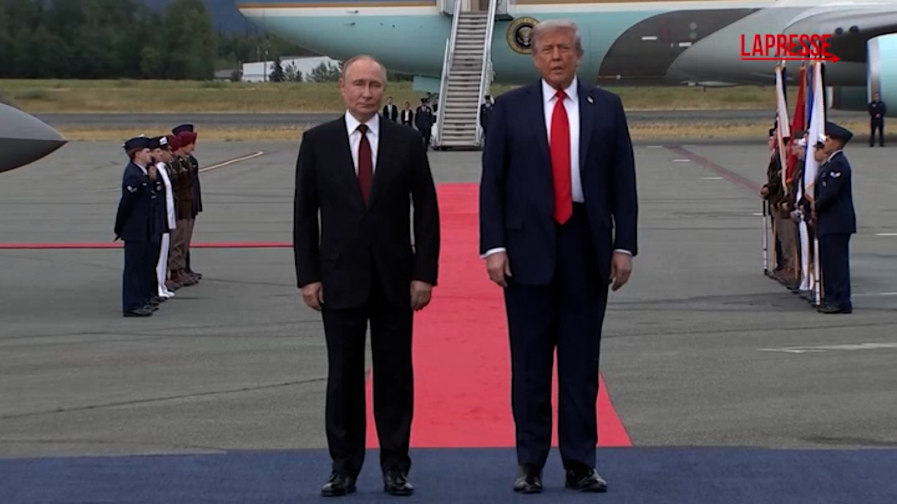 Trump Putin in Alaska, i giornalisti gridano: “Putin, smetterete di uccidere i civili?” ma lui alza le spalle e dice ‘non sento’