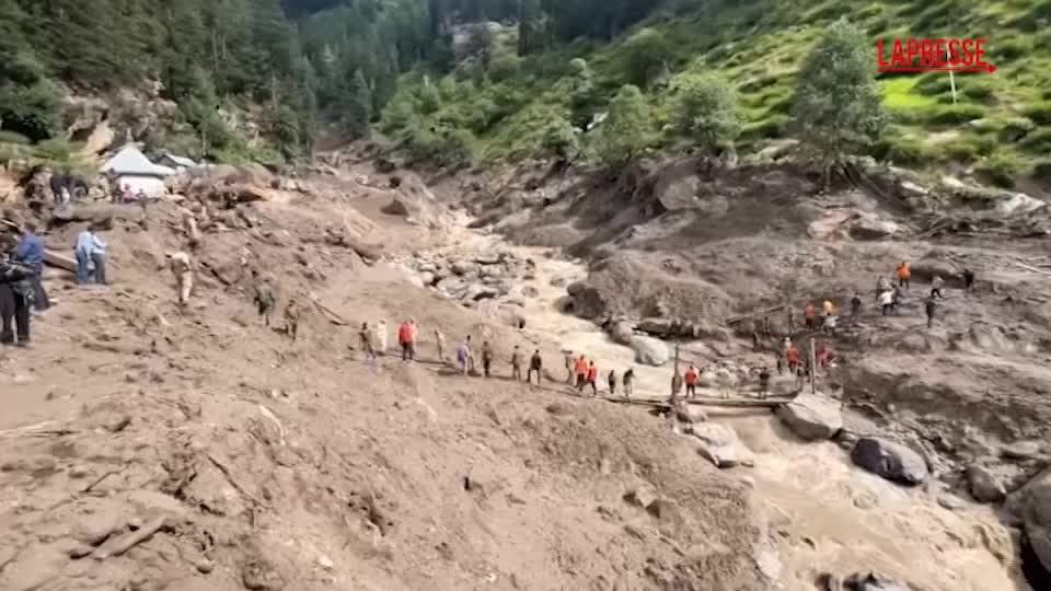 india alluvione spazza via villaggio nel kashmir le immagini della devastazione