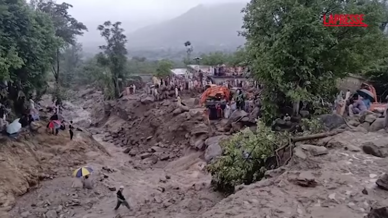 pakistan inondazioni lampo causano almeno 56 morti evacuati oltre 1300 turisti