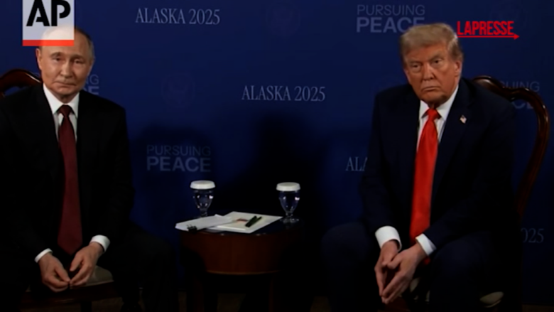 Trump e Putin nella saletta prima dell’inizio del vertice, caos e poi telecamera spenta: cosa è successo?