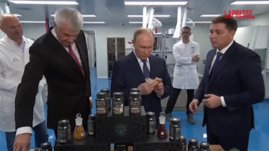 Trump-Putin, il presidente russo visita una fabbrica di pesce prima del vertice in Alaska