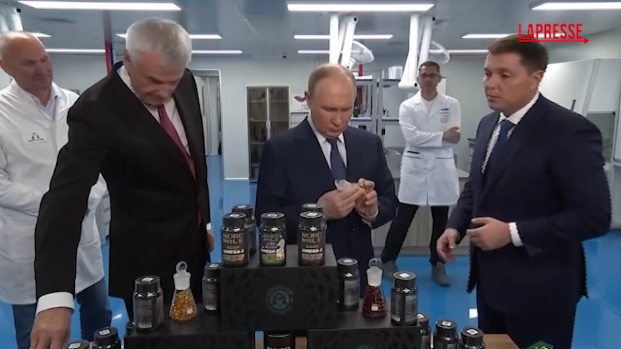 trump putin il presidente russo visita una fabbrica di pesce prima del vertice in alaska