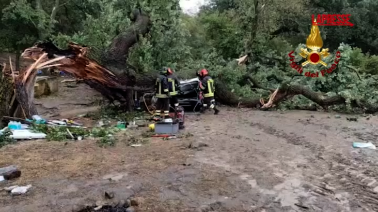 Maltempo, albero cade su auto a Matera provoca un morto e 3 feriti: le immagini dei soccorsi