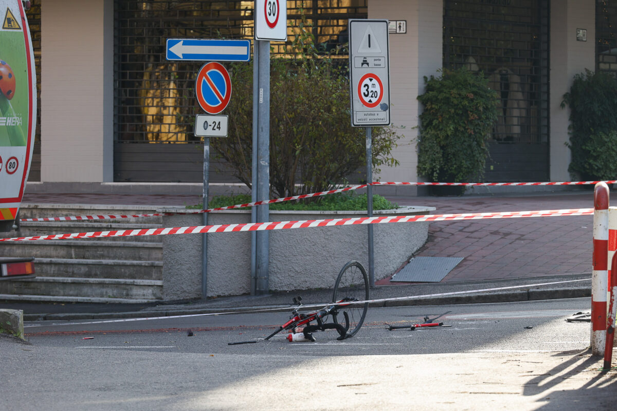 Roma, auto travolge bici con bimbo: è grave