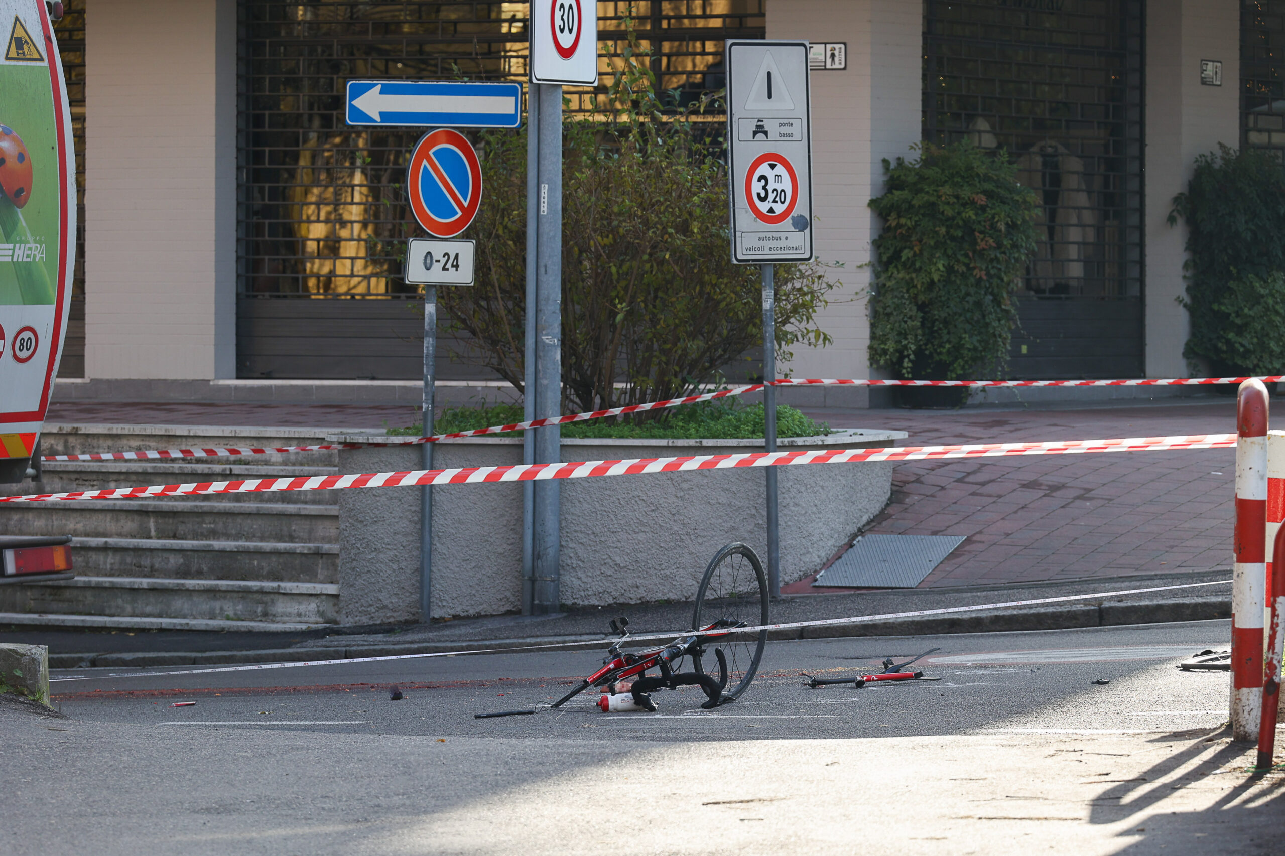 Roma, auto travolge bici con bimbo: è grave