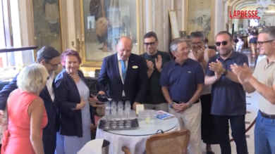 Ferragosto a Napoli, l'assessore al Turismo brinda con i turisti al bar Gambrinus
