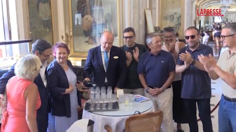 Ferragosto a Napoli, l'assessore al Turismo brinda con i turisti al bar Gambrinus