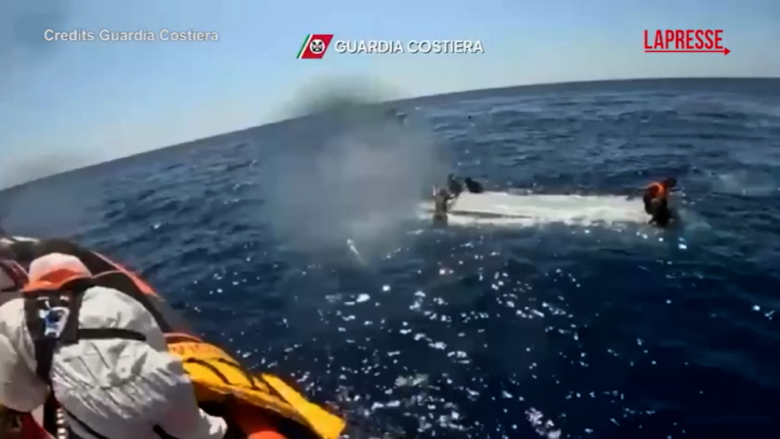 Migranti, naufragio a Lampedusa: le immagini dei soccorsi