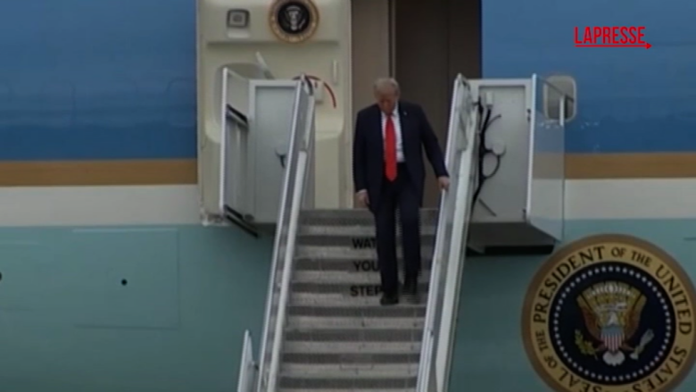 Trump e Putin atterrano in Alaska: stretta di mano in pista e poi via, sulla stessa auto