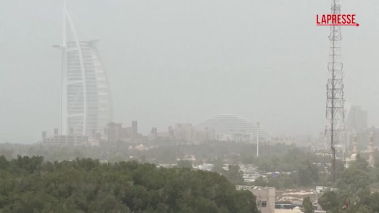 Dubai, tempesta di sabbia riduce la visibilità: problemi per strade e aeroporti