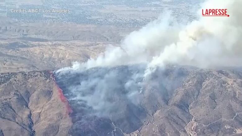 Los Angeles, incendio brucia oltre 81 ettari: le immagini degli interventi di aerei ed elicotteri