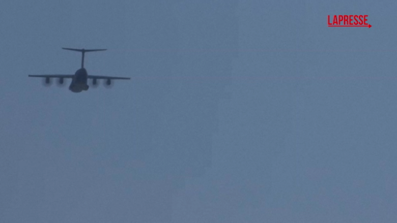 Gaza, lanciati aiuti umanitari su Deir al-Balah