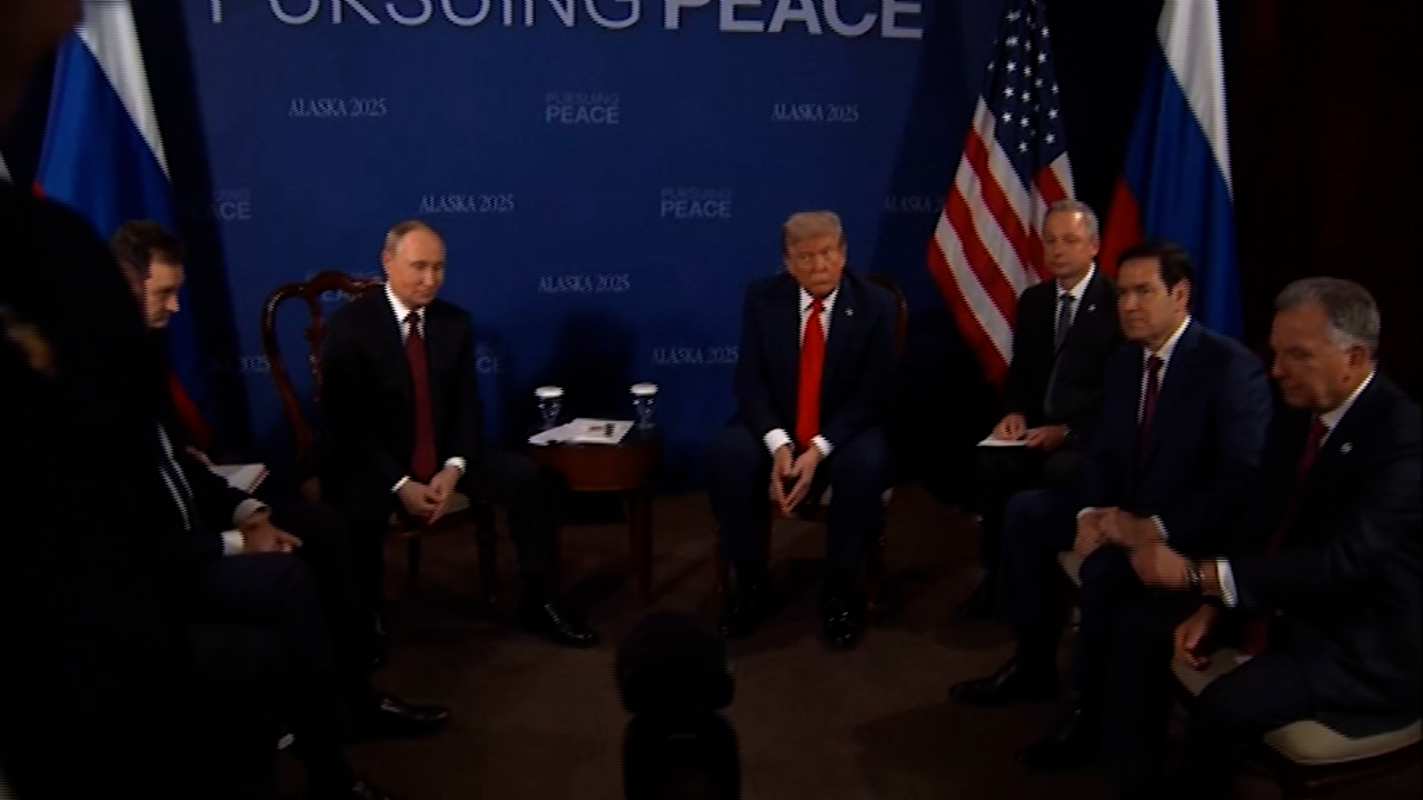Trump Putin nella saletta per il vertice, niente risposte ai giornalisti