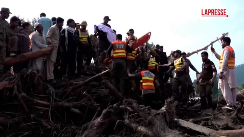 Inondazioni in Pakistan, i soccorritori recuperano i corpi delle vittime