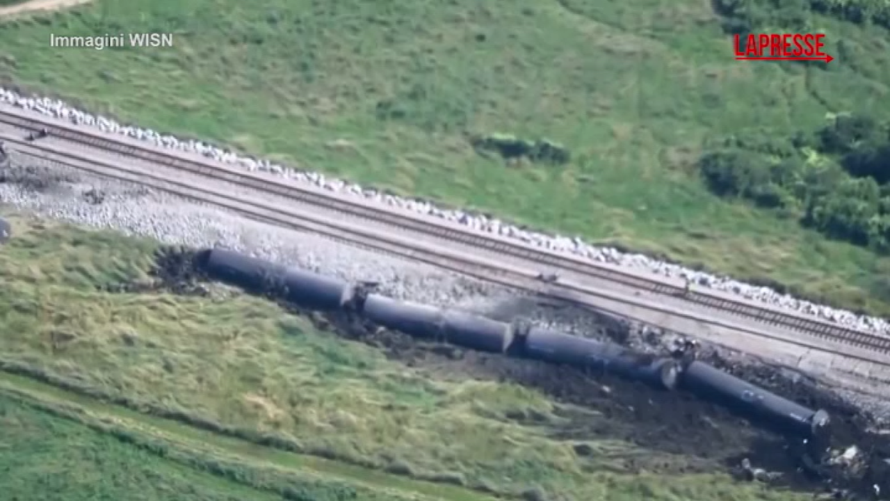 usa treno carico di petrolio deraglia nel wisconsin le immagini aeree