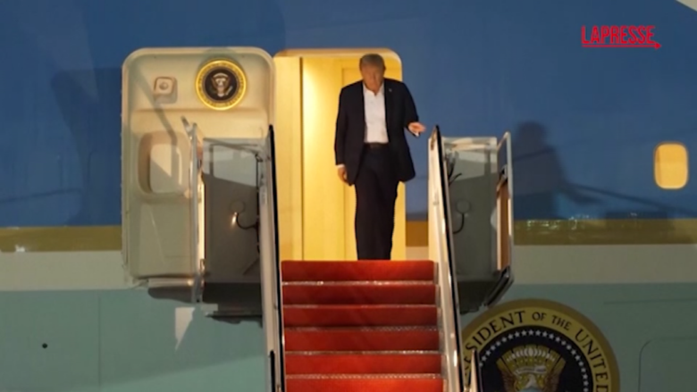 Usa, Trump rientrato alla Joint Base Andrews dopo il vertice con Putin in Alaska