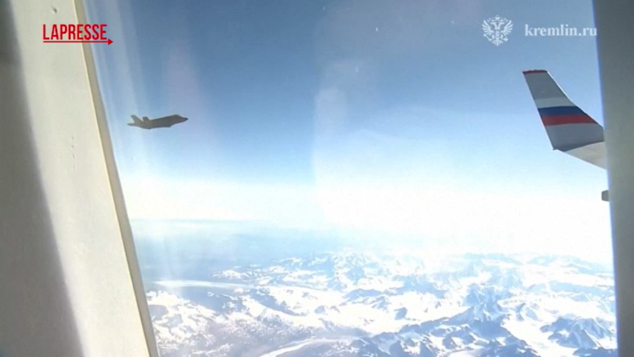 caccia f 22 scortano l aereo di putin