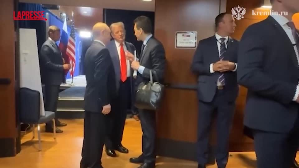 Vertice Trump Putin, sorrisi e stretta di mano al termine dell