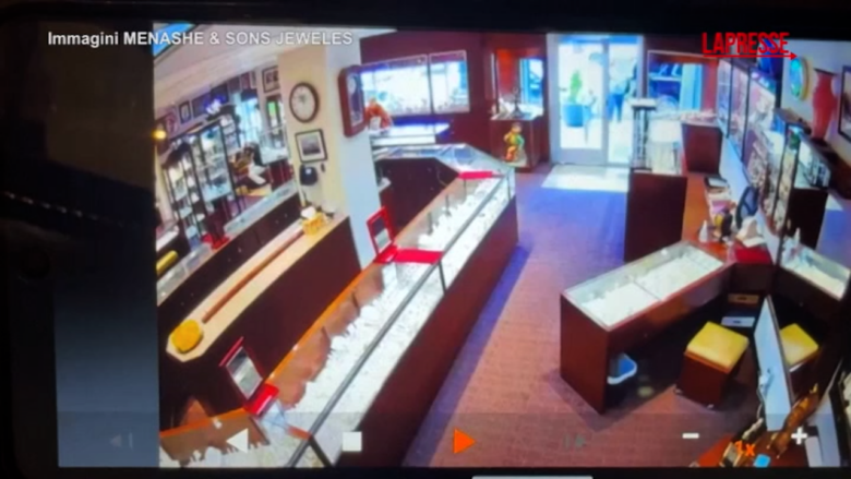 Usa, ladri rapinano una gioielleria in 90 secondi e portano via 2 milioni di dollari: il video