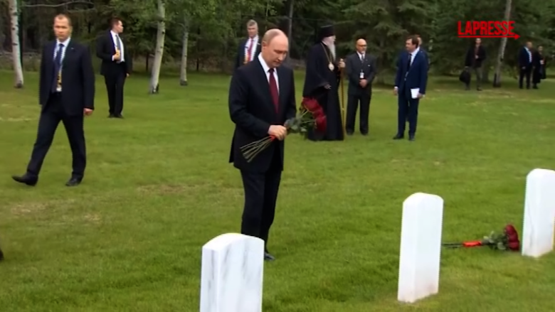 Vertice Trump-Putin in Alaska, il presidente russo depone fiori per caduti sovietici prima di partire